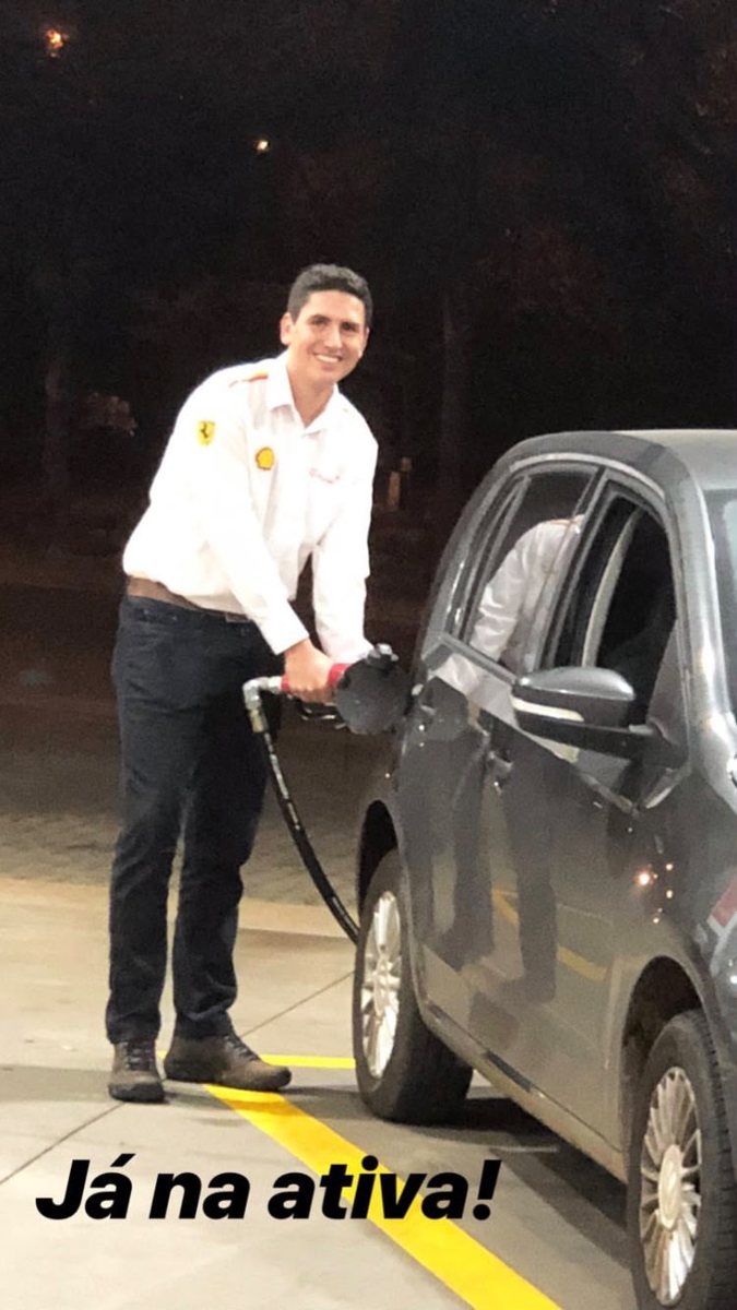 Filipi Erthal abastecendo um carro na pista, à noite