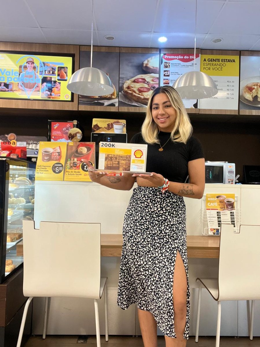 Josyannie Medeiros na loja de conveniência de um posto